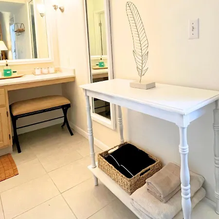 Cozy Villa 3 Mins To Mohegan- Fully Stocked With King Bed & Fireplace- Jacuzzi, Saltwater Pools, Sauna Norwich Exterior photo