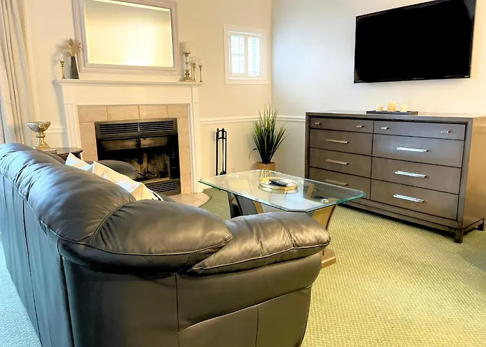 Cozy Villa 3 Mins To Mohegan- Fully Stocked With King Bed & Fireplace- Jacuzzi, Saltwater Pools, Sauna