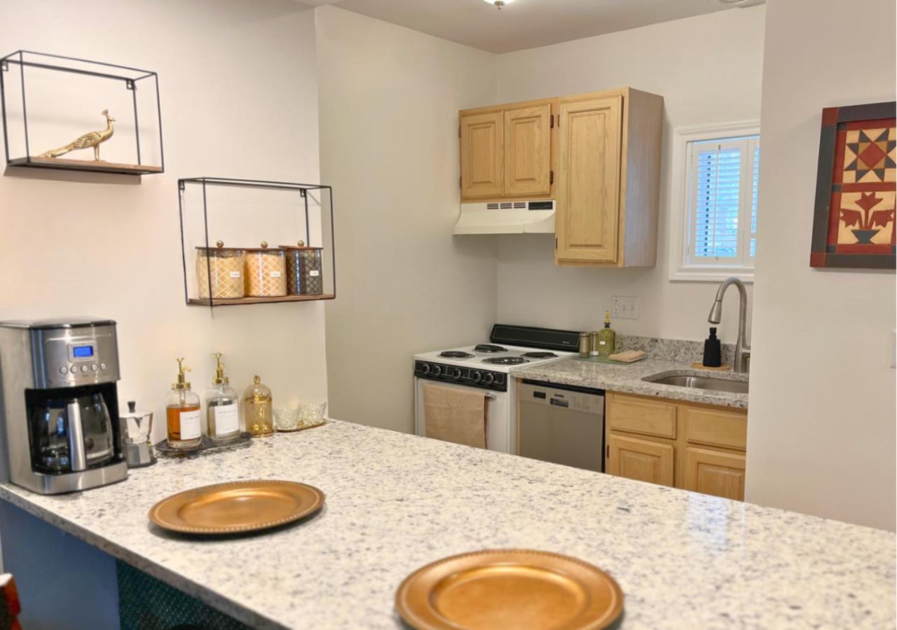 Cozy 3 Mins To Mohegan- Fully Stocked With King Bed & Fireplace- Jacuzzi, Saltwater Pools, Sauna