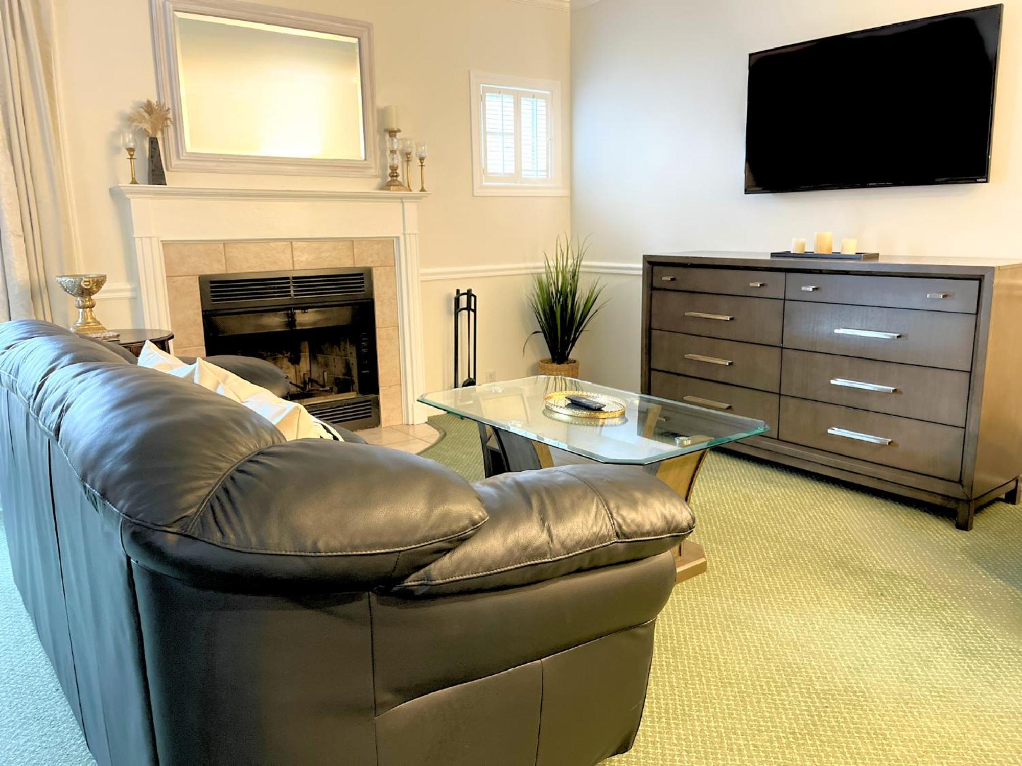 Cozy 3 Mins To Mohegan- Fully Stocked With King Bed & Fireplace- Jacuzzi, Saltwater Pools, Sauna * Norwich
