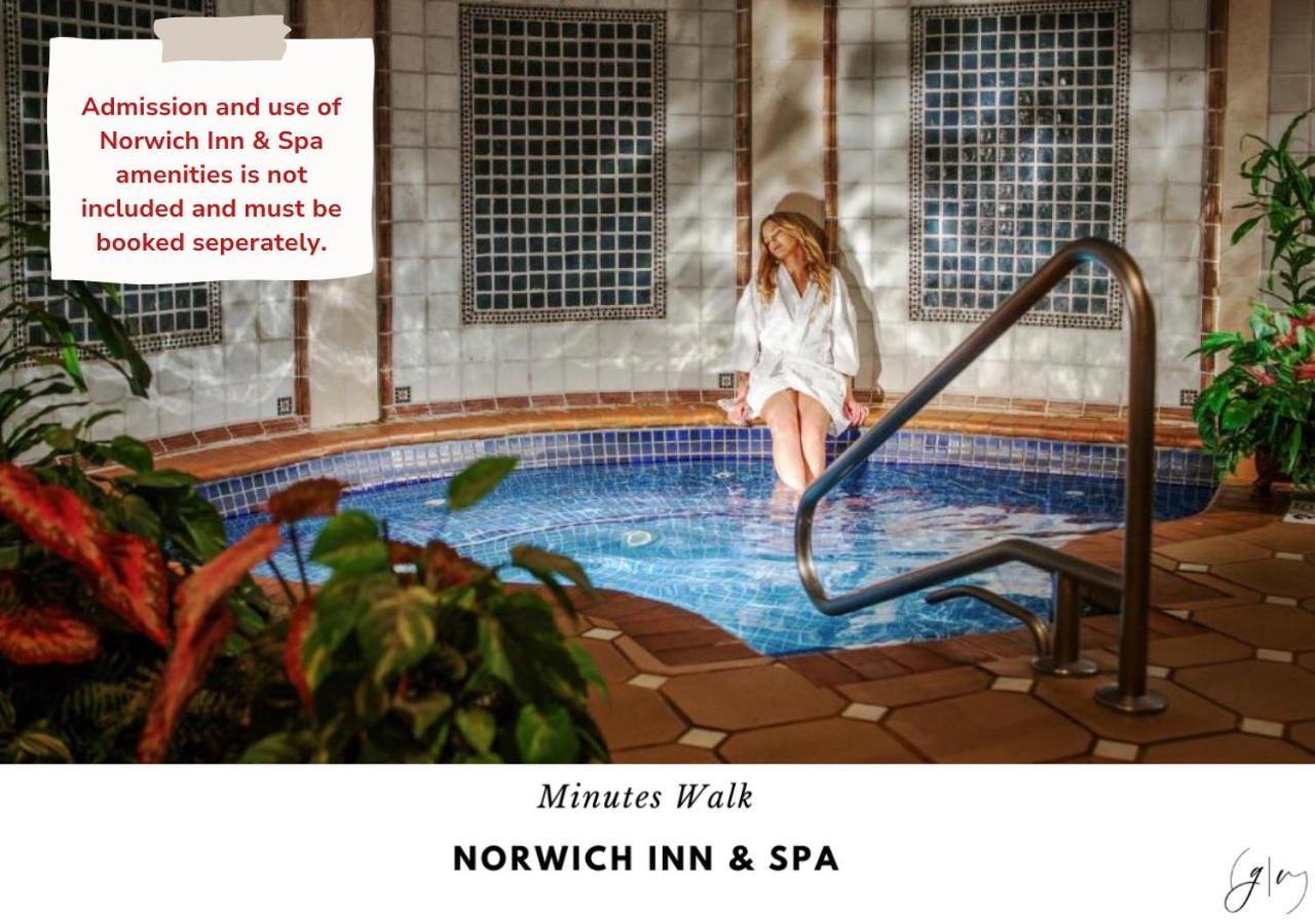 Cozy 3 Mins To Mohegan- Fully Stocked With King Bed & Fireplace- Jacuzzi, Saltwater Pools, Sauna * Norwich