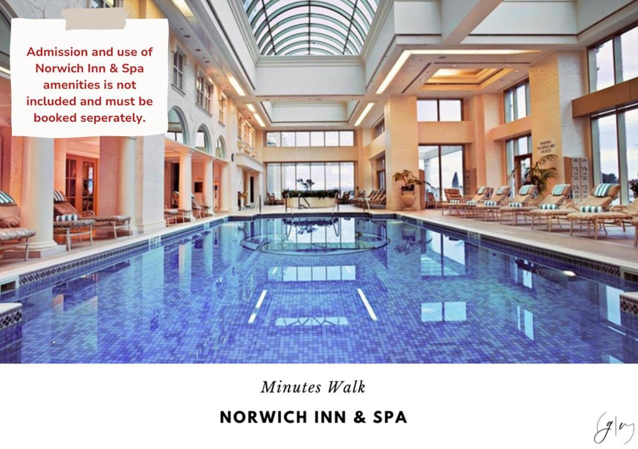 Cozy 3 Mins To Mohegan- Fully Stocked With King Bed & Fireplace- Jacuzzi, Saltwater Pools, Sauna * Norwich