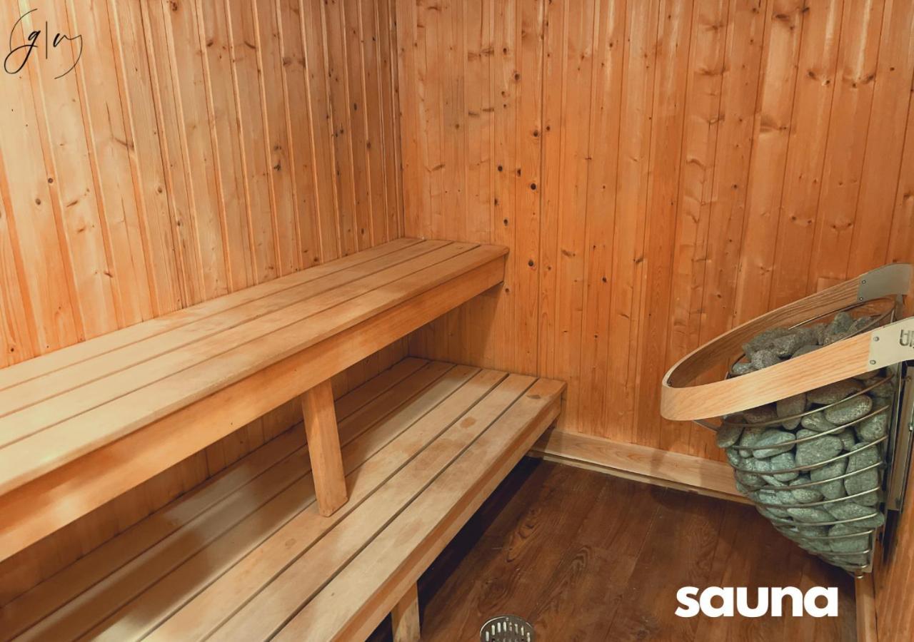 Cozy 3 Mins To Mohegan- Fully Stocked With King Bed & Fireplace- Jacuzzi, Saltwater Pools, Sauna