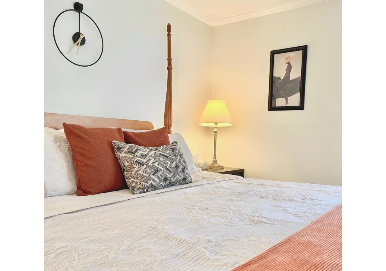 Cozy 3 Mins To Mohegan- Fully Stocked With King Bed & Fireplace- Jacuzzi, Saltwater Pools, Sauna *