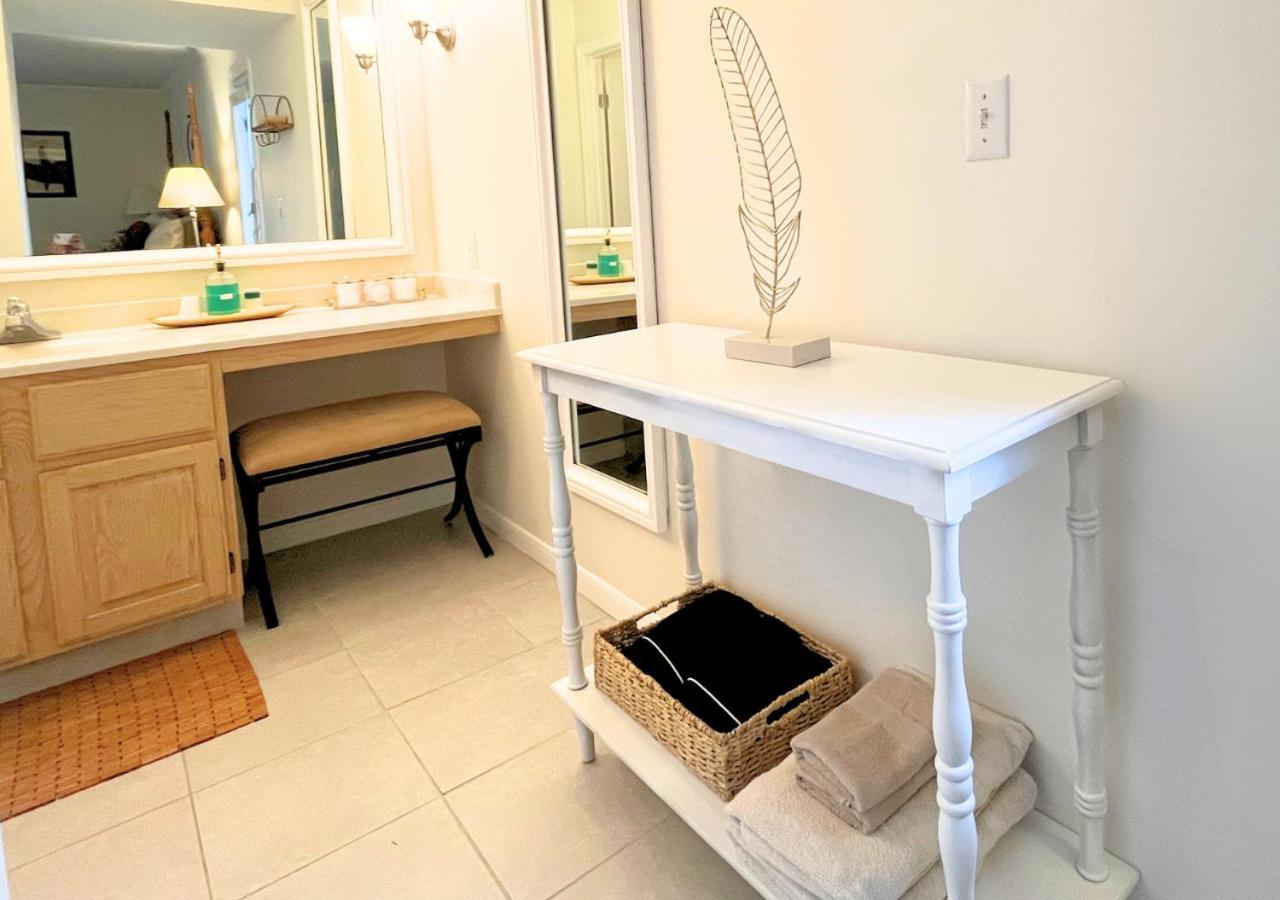 Cozy 3 Mins To Mohegan- Fully Stocked With King Bed & Fireplace- Jacuzzi, Saltwater Pools, Sauna Apartment *