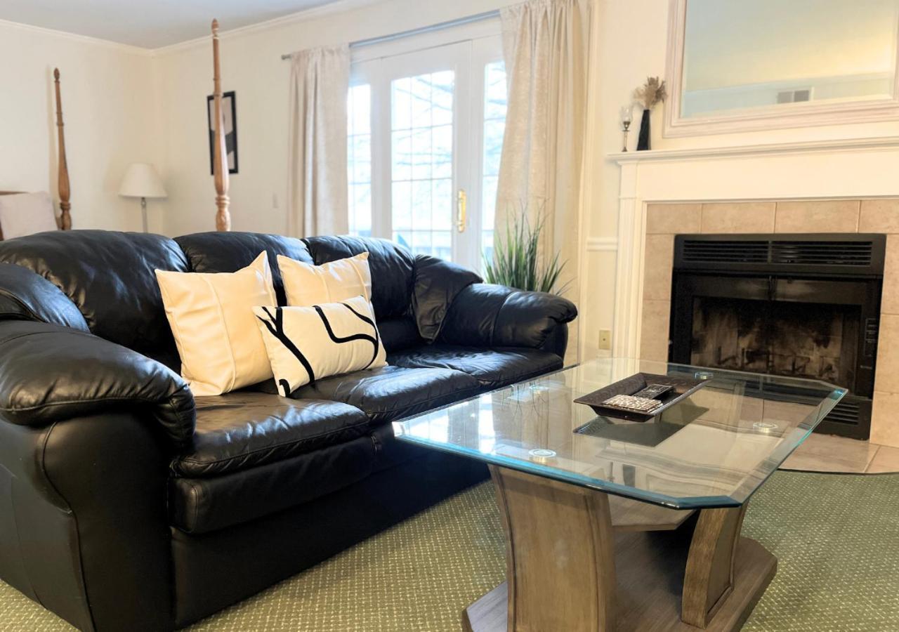 Apartment Cozy 3 Mins To Mohegan- Fully Stocked With King Bed & Fireplace- Jacuzzi, Saltwater Pools, Sauna