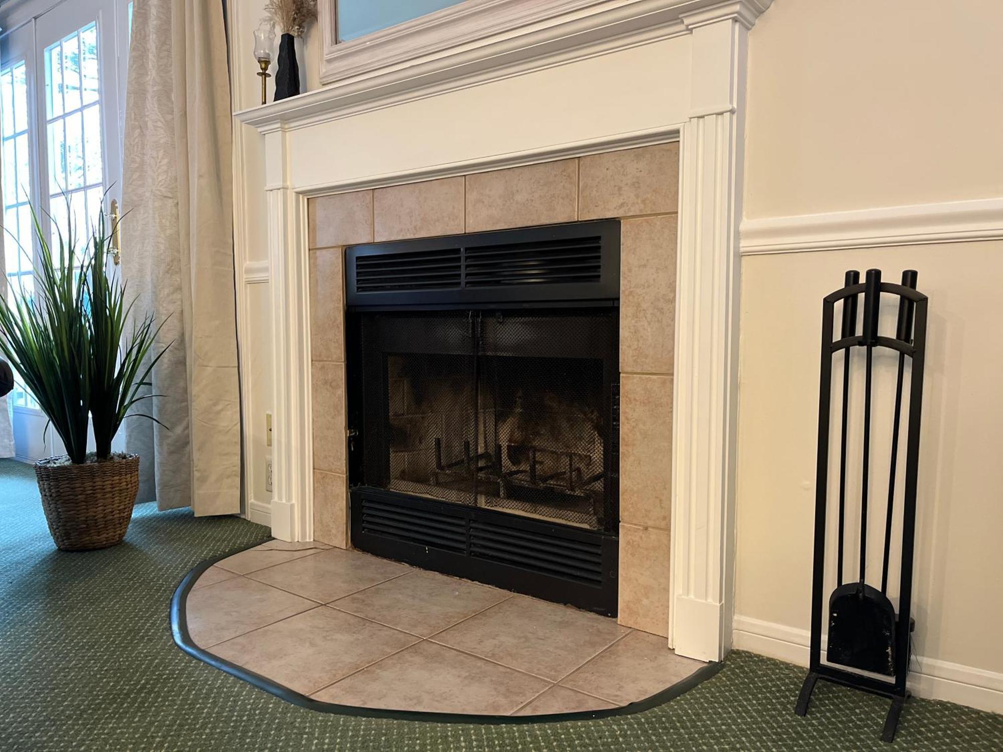 Cozy 3 Mins To Mohegan- Fully Stocked With King Bed & Fireplace- Jacuzzi, Saltwater Pools, Sauna Norwich